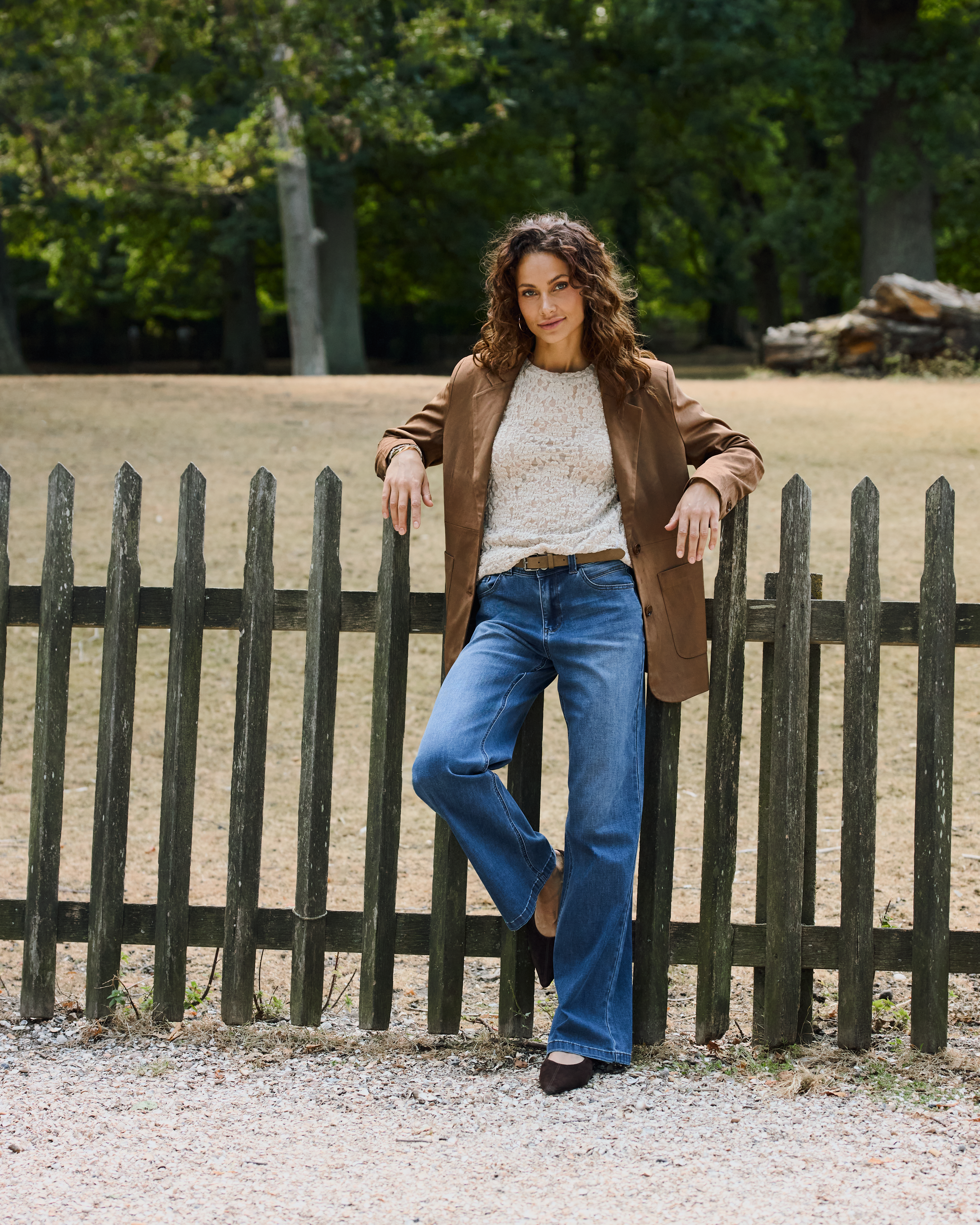 https://imagesb2c.magic-apparels.becosoft.net/articles/02_Look_20542_A.jpg?qs=4913