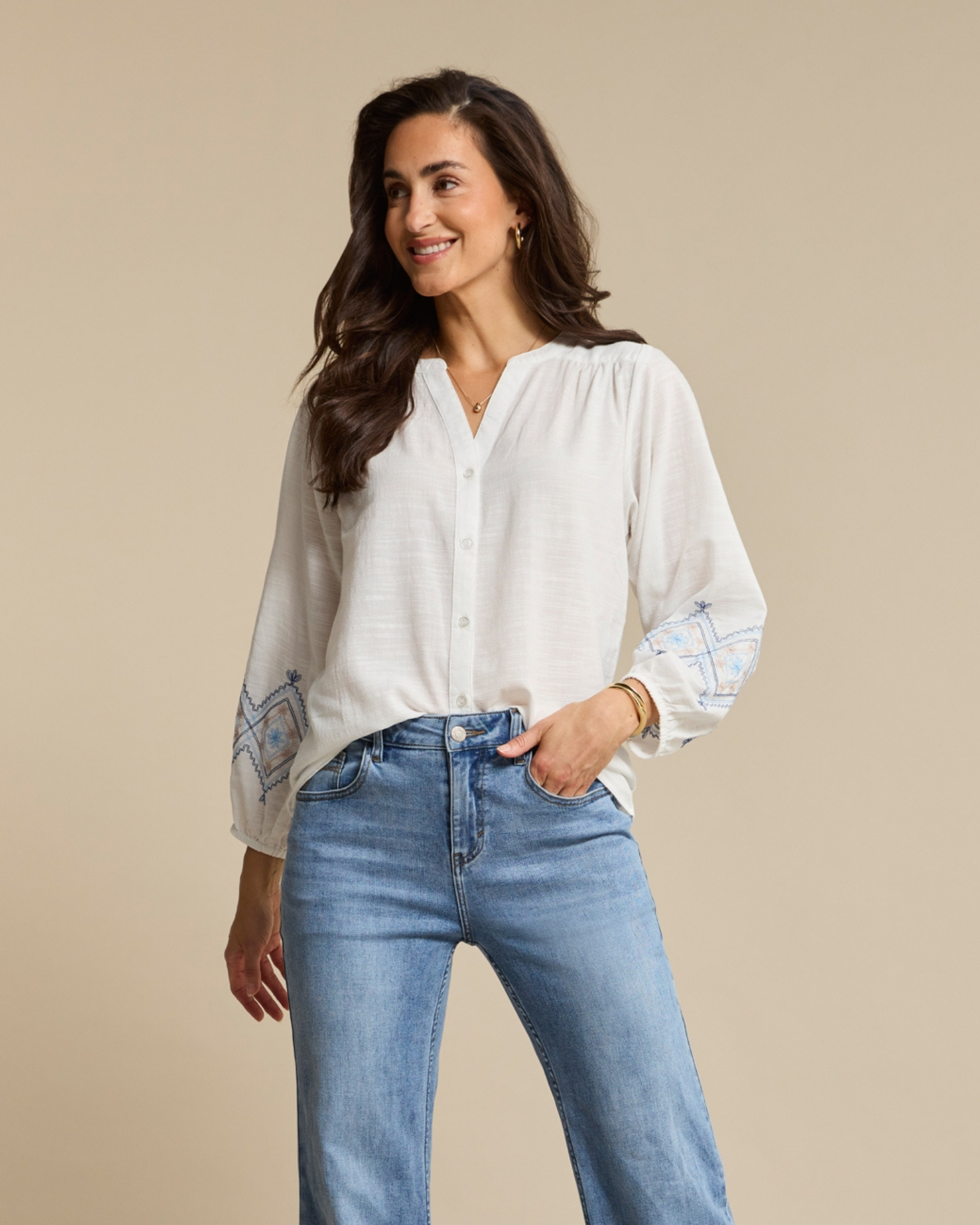 https://imagesb2c.magic-apparels.becosoft.net/articles/Blouse&embroidery(1).jpg?height=150&width=150&scale=canvas&qs=3141