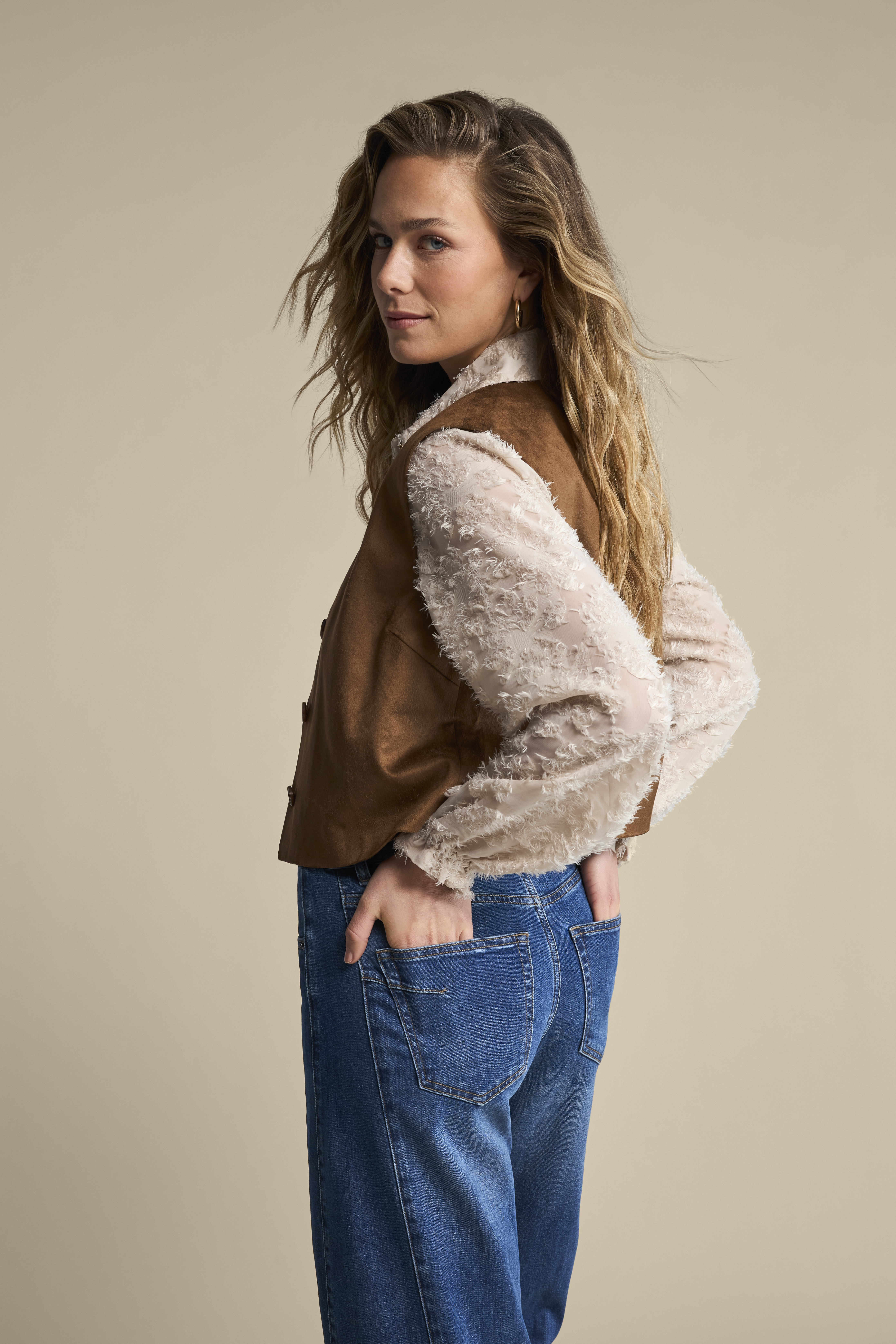 https://imagesb2c.magic-apparels.becosoft.net/articles/RB_AW26_LOOK_31_SRB5147-SRB5010-SRB5056.jpg?qs=4661